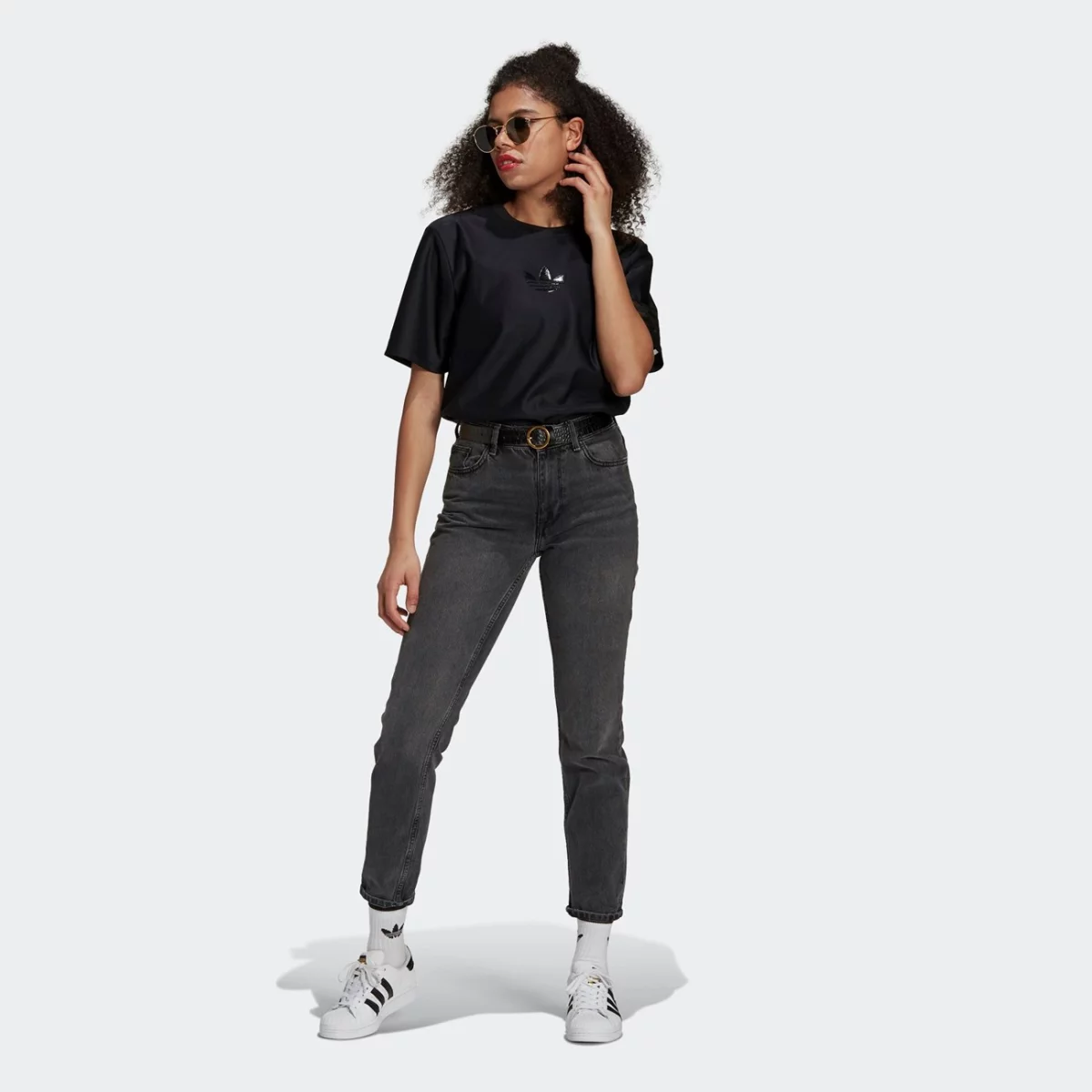 gn3208_app_on-model_walking_gradient-huge-6657567dbe7a0