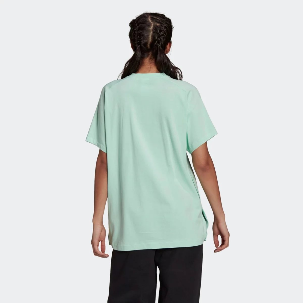 gt5996_app_on-model_back_gradient-huge-665754394966a