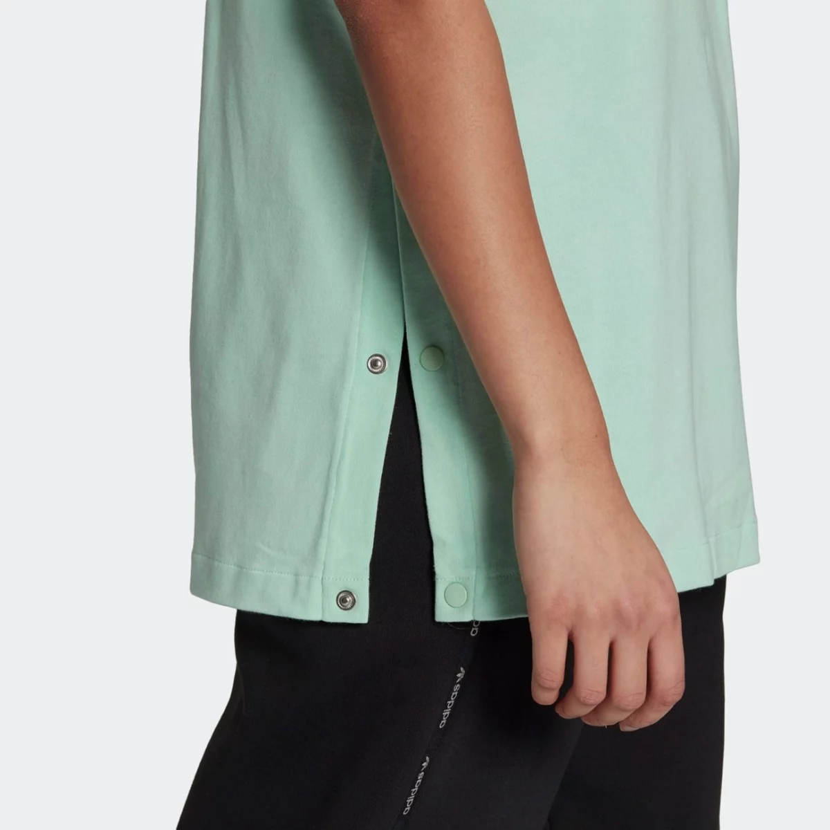 gt5996_app_on-model_detail-1_gradient-huge-6657543355349