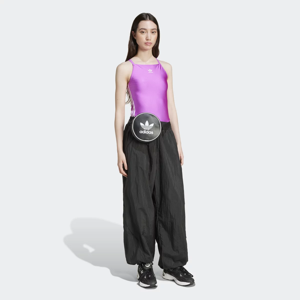 6786124f0b791IY7297_6_APPAREL_On_Model_Walking_View_grey