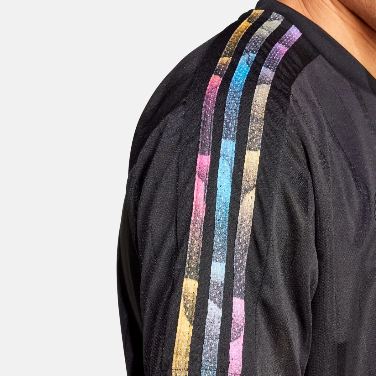67b5b8c66e08bIP3786_7_APPAREL_On_Model_Detail_View_1_grey_Photoroom