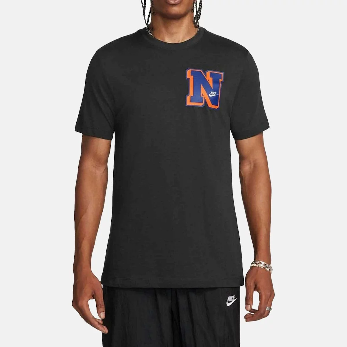 67a9e7afbdd2e20240426093434_nike_club_seasonal_andriko_athlitiko_t_shirt_kontomaniko_mayro_fv3772_010