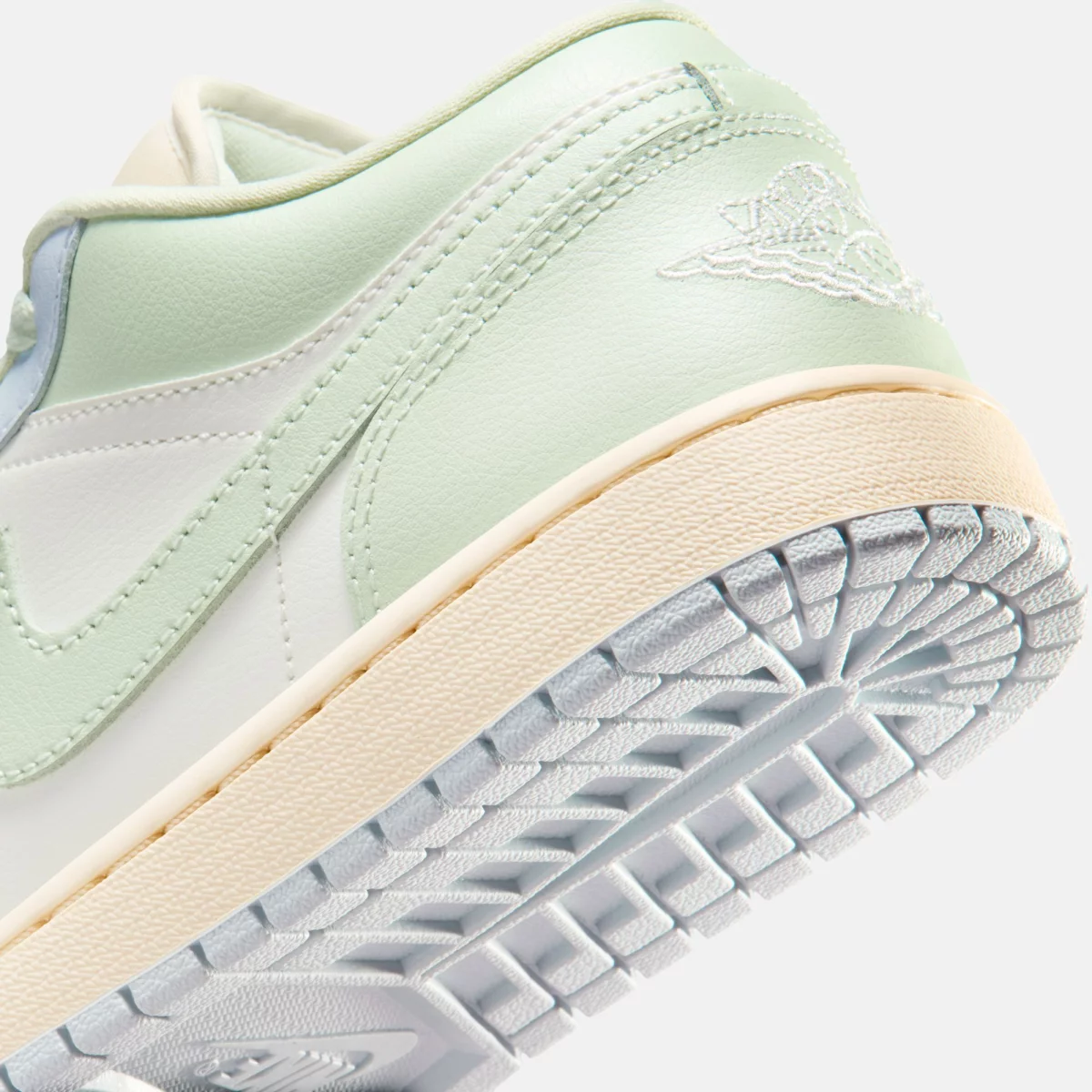 698d93df2fb78air_jordan_1_low_gynaikeia_sneakers_2_