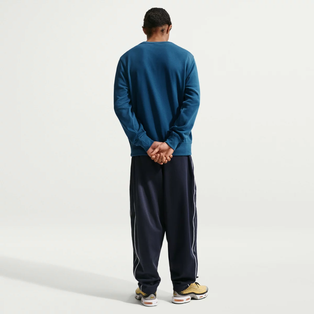 69943d2869827nike_club_french_terry_crew_andriko_fouter_3_
