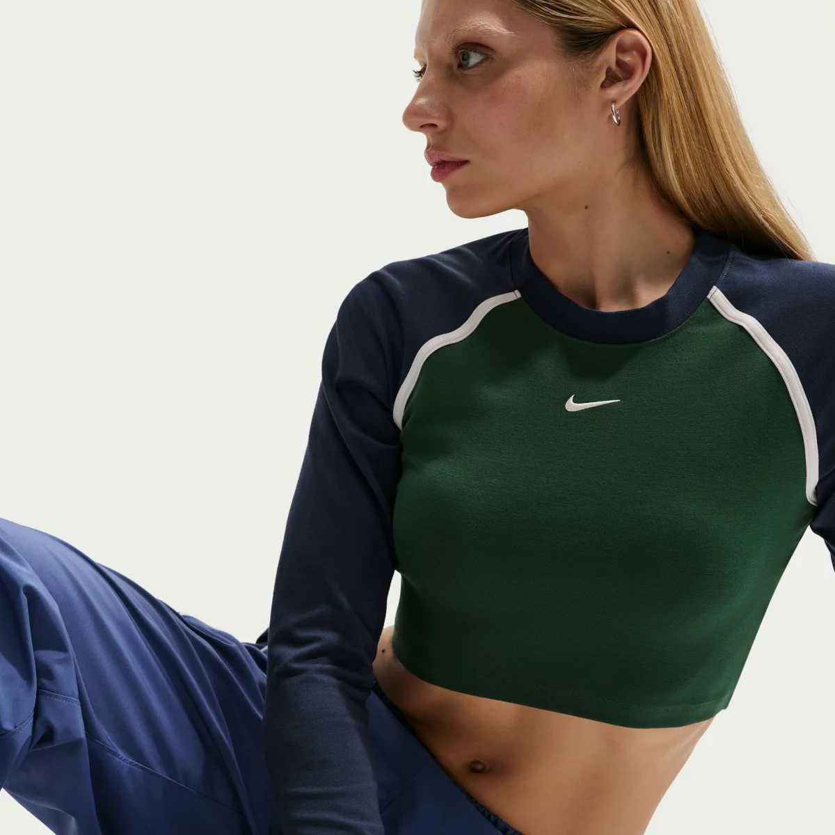 699d9e0bea028nike_sportswear_cropped_top_gynaikeia_makrimaniki_mplouza_2_