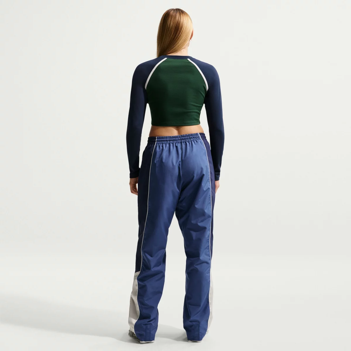 699d9e0de82dbnike_sportswear_cropped_top_gynaikeia_makrimaniki_mplouza_3_