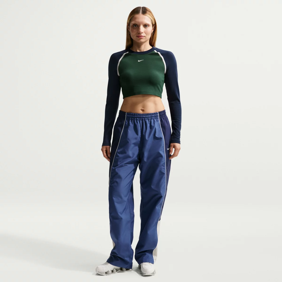 699d9e0fb24d1nike_sportswear_cropped_top_gynaikeia_makrimaniki_mplouza_4_